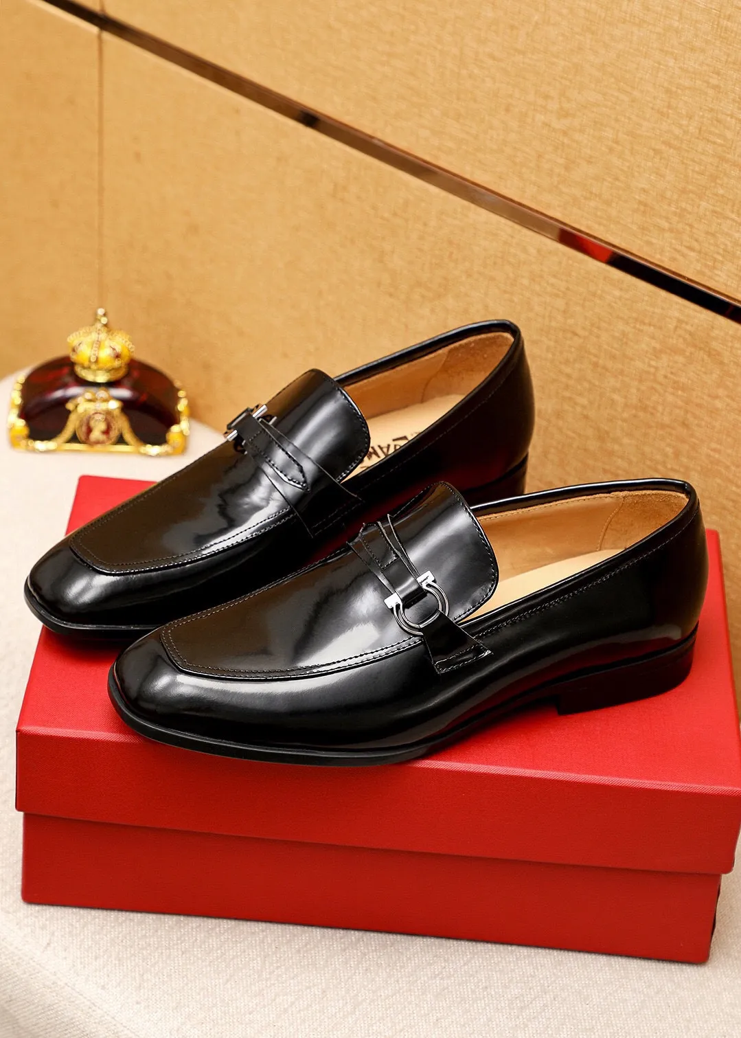 Men's shoes 💰480 💐 Product trademark: Ferragamo "Ferragamo" casual leather shoes Regular size: 38-44 (45🉑️customized) Product materials: Selected imported first-layer open-edge beaded cowhide upper + luxury hardware buckle, imported water-dyed cowhide leather lining. Strong three-dimensional visual effect, original rubber outsole Color: 3⃣️seed leather materials available